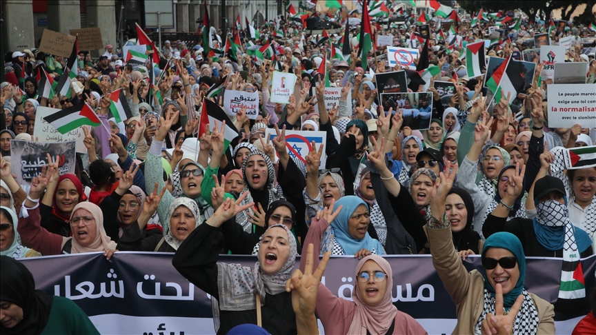 رفعت المشاركات، في هذه الوقفة التضامنية مع المرأة الفلسطينية لافتات تندد بـ"الإبادة الجماعية" في حق نساء وأطفال فلسطين (الأناضول)