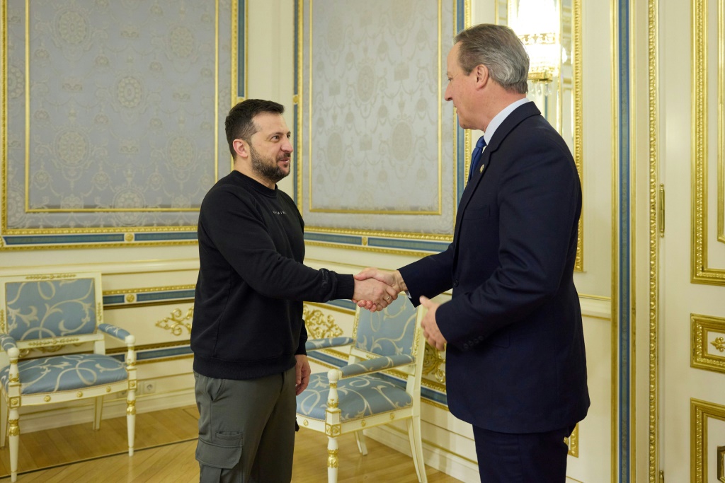الرئيس الأوكراني فولوديمير زيلينسكي (الى اليسار) مستقبلا وزير الخارجية البريطاني ديفيد كامرون في 16 تشرين الثاني/نوفمبر 2023 (ا ف ب)