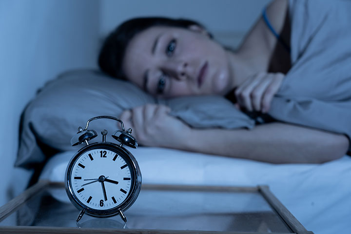 هل تصحو من النوم فوراً بعد قرع جرس المنبه؟.. دراسة جديدة تفجر مفاجأة! (الاسرة)