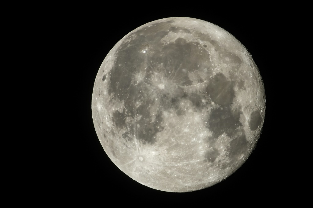 صورة ملتقطة في 24 تشرين الثاني/نوفمبر 2018 تظهر القمر بدرا (أ ف ب) 