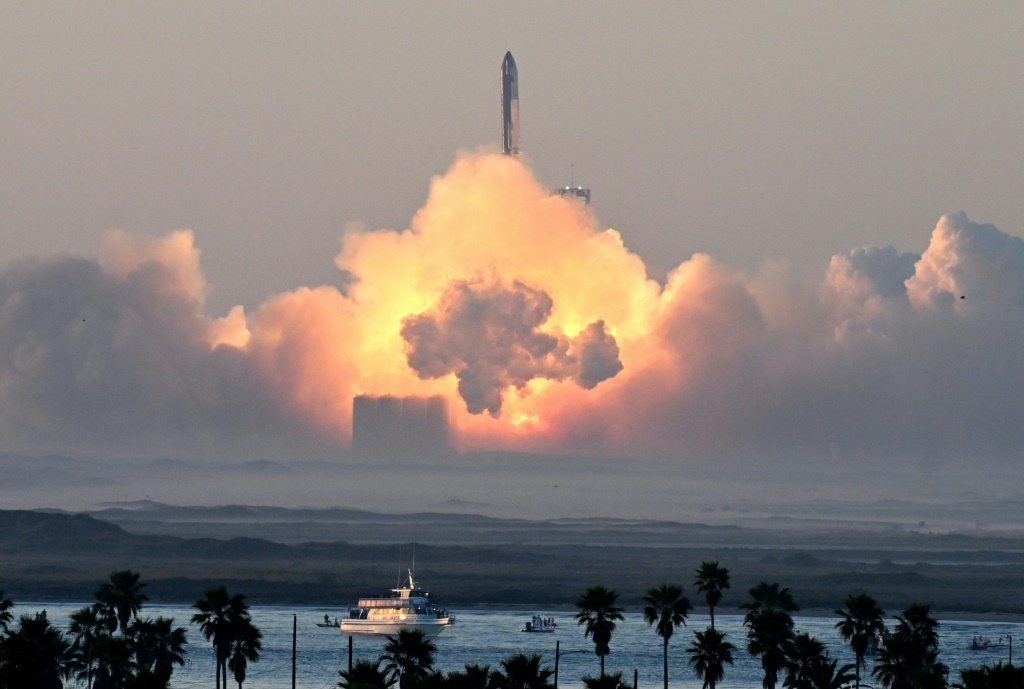 صاروخ "ستارشيب" من "سبايس اكس" لدى إطلاقه في رحلته التجريبية الثانية من قاعدة في بوكا تشيكا بولاية تكساس الأميركية في 18 تشرين الثاني/نوفمبر 2023 (ا ف ب)