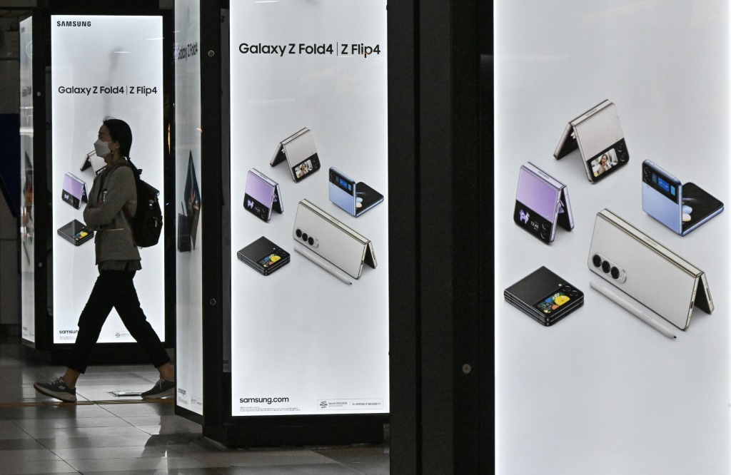 امرأة تمر بمحاذاة إعلانات لهواتف سامسونغ في سيول في 27 تشرين الأول أكتوبر 2022 (ا ف ب)