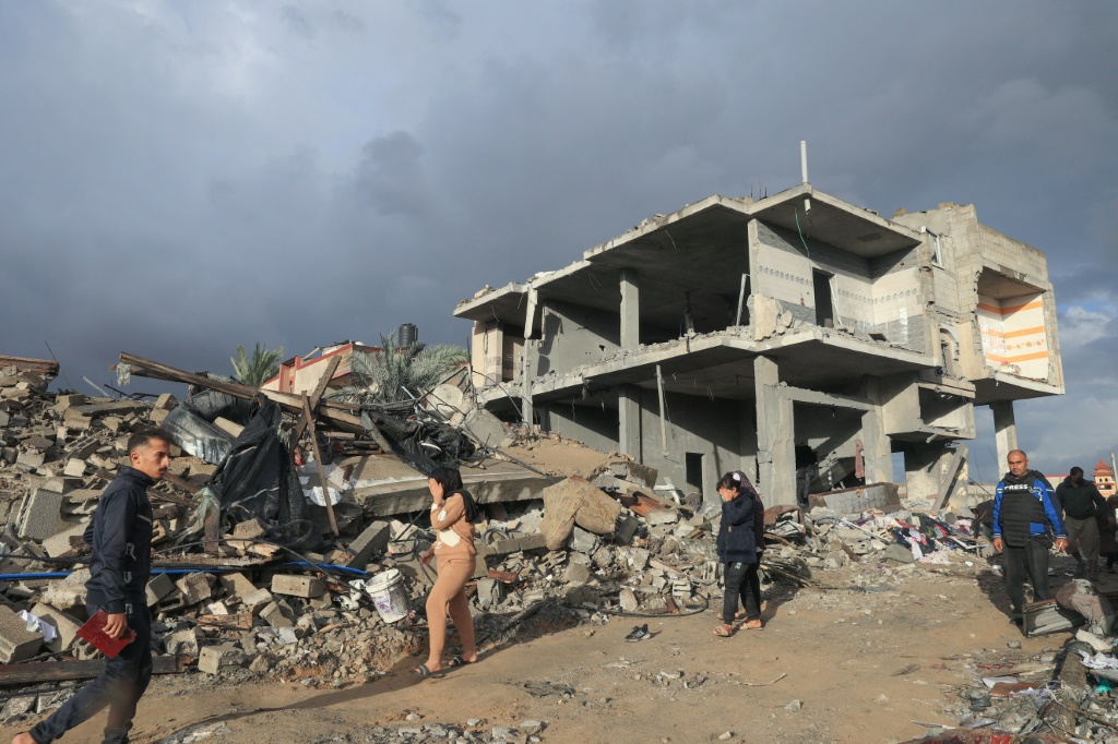 فلسطينيون يتفقدون الأضرار اللاحقة جراء غارة اسرائيلية في رفح في جنوب قطاع غزة في 20 تشرين لثاني/نوفمبر 2023 (ا ف ب)