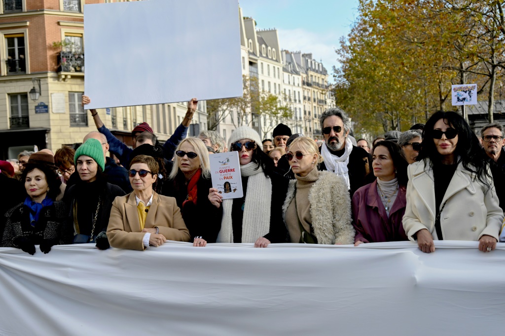 مشاهير وفنانون ينظمون مسيرة صامتة من أجل السلام في الشرق الأوسط في باريس في 19 تشرين الثاني/نوفمبر 2023 (ا ف ب)