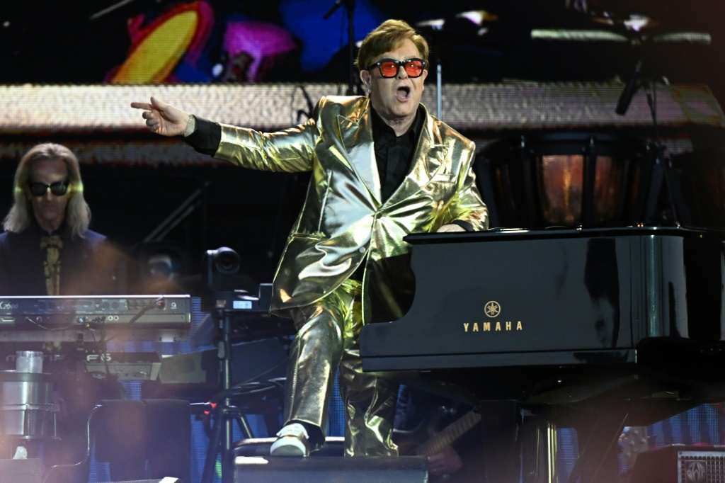 المغني البريطاني إلتون جون يحيي حفلة ضمن مهرجان غلاستونبري في بيلتون البريطانية بتاريخ 25 حزيران/يونيو 2023 (ا ف ب)