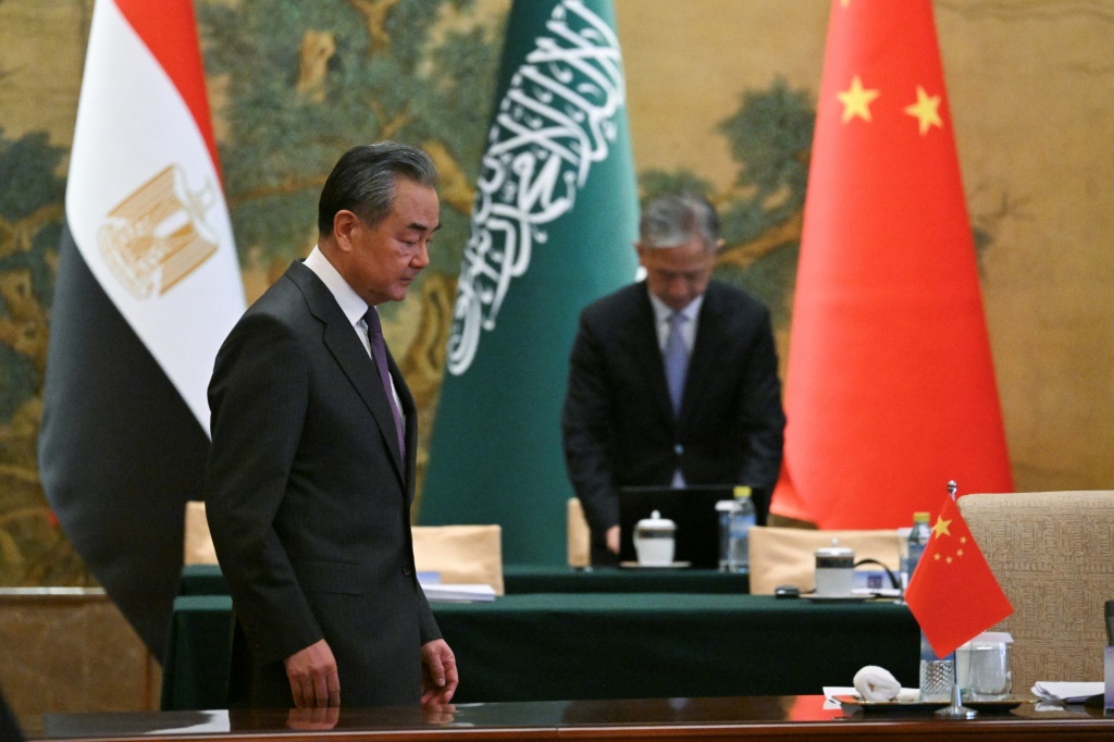    وزير الخارجية الصيني وانغ يي يحضر اجتماعًا مع وزراء خارجية الدول العربية والدول ذات الأغلبية المسلمة في دار ضيافة دياويوتاي في بكين في 20 نوفمبر 2023 (أ ف ب)   