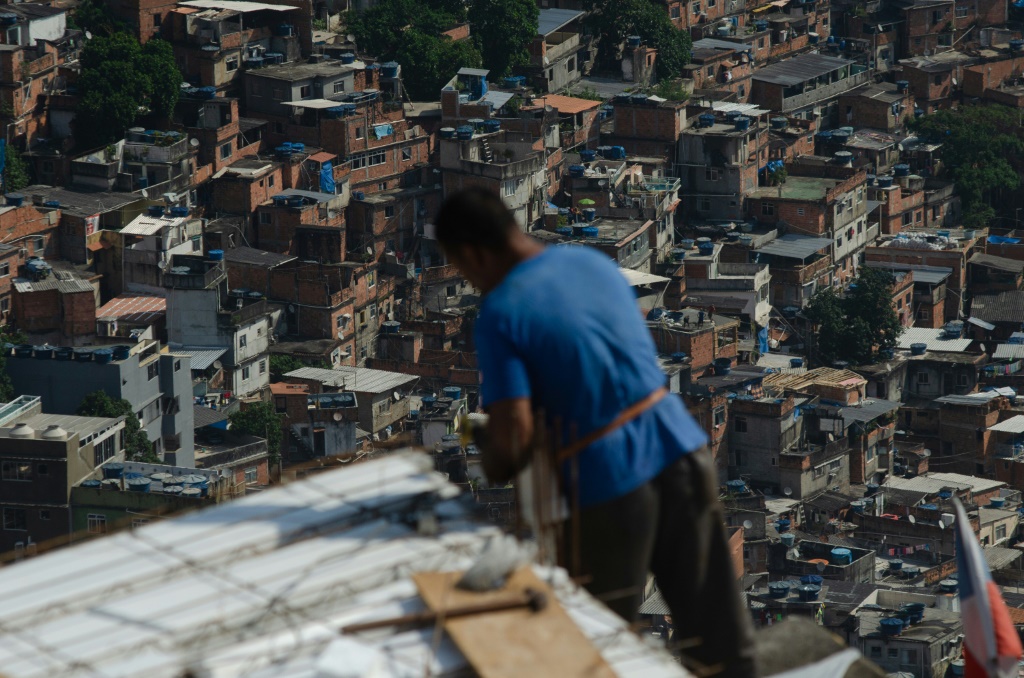 صورة مؤرخة في 17 تشرين الثاني/نوفمبر 2023 لعامل بناء في أكبر حي فقير في ريو دي جانيرو (ا ف ب)