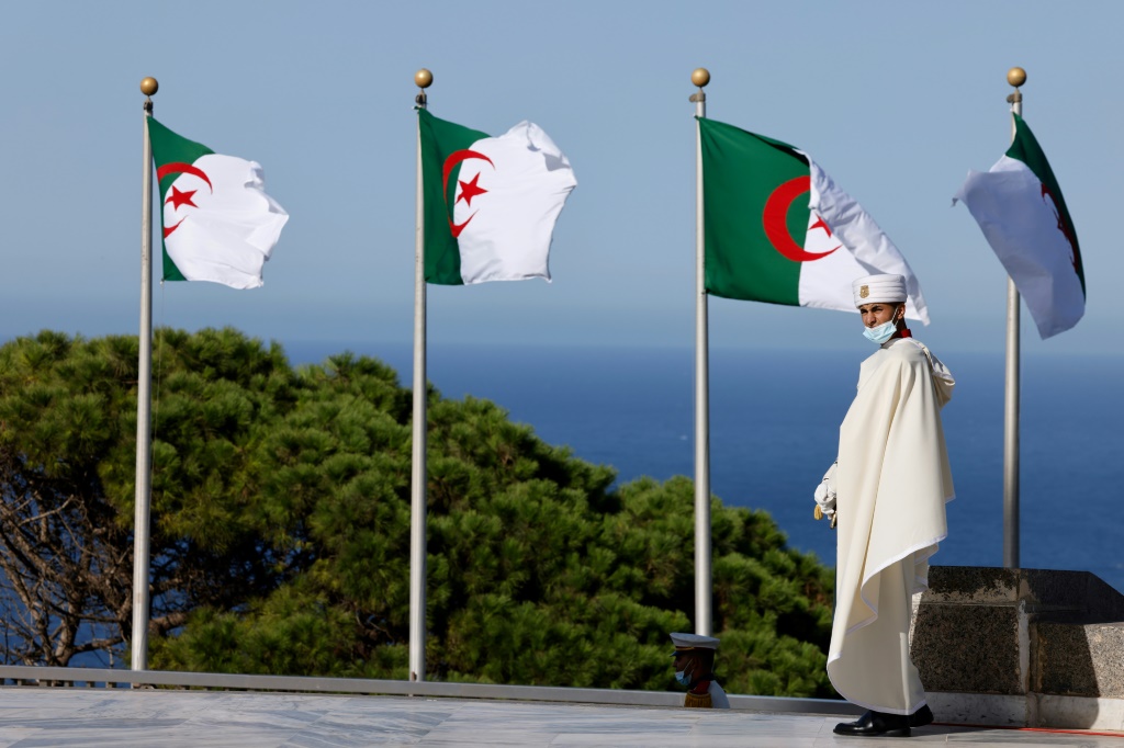الأعلام الجزائرية في الجزائر العاصمة في 25 آب/أغسطس 2022 (أ ف ب) 