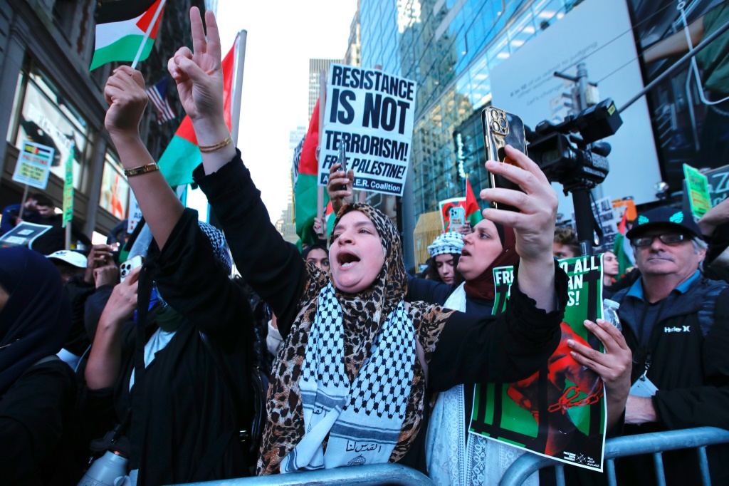 متظاهرون في نيويورك يطالبون بإنهاء “الاحتلال الإسرائيلي” و”تحرير” الأراضي الفلسطينية في 13 أكتوبر 2023 (ا ف ب)