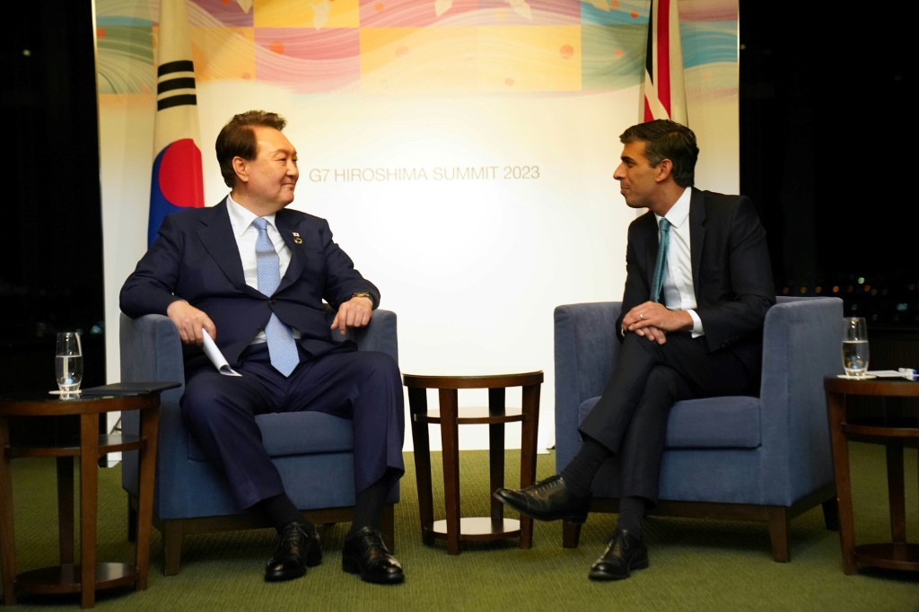    لقاء بين الرئيس الكوري الجنوبي يون سوك يول (يسار) ورئيس الوزراء البريطاني ريشي سوناك على هامش قمة مجموعة السبع في هيروشيما في أيار/مايو 2023 (ا ف ب)   