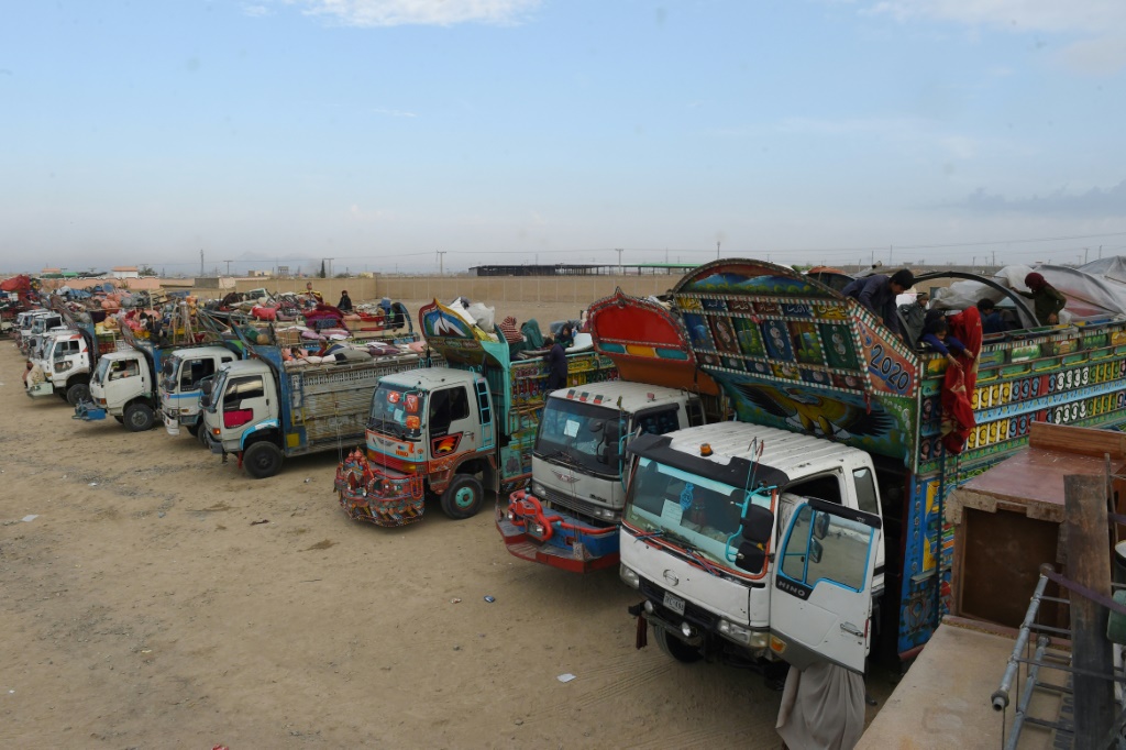 صورة مؤرخة في 8 تشرين الثاني/نوفمبر 2023 لشاحنات متوقفة على معبر شامان الحدودي بين أفغانستان وباكستان (أ ف ب)   