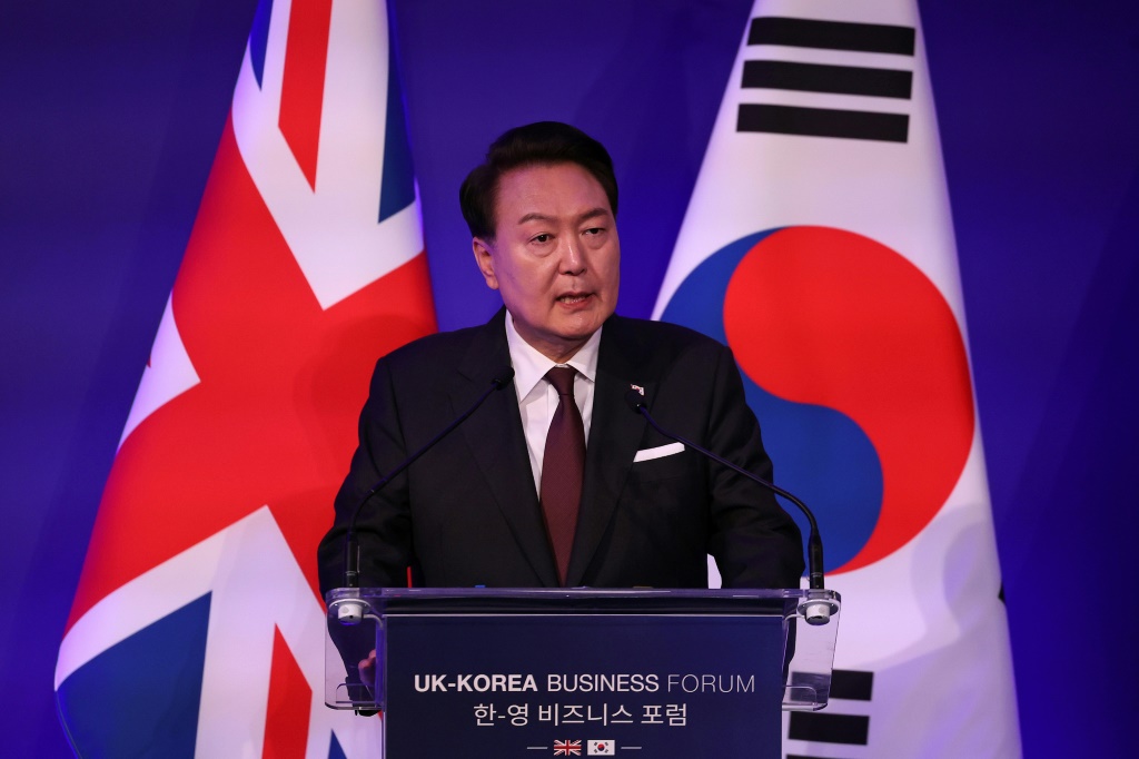 ألقى رئيس كوريا الجنوبية يون سوك يول كلمة أمام منتدى الأعمال البريطاني الكوري في مدينة لندن (أ ف ب)   
