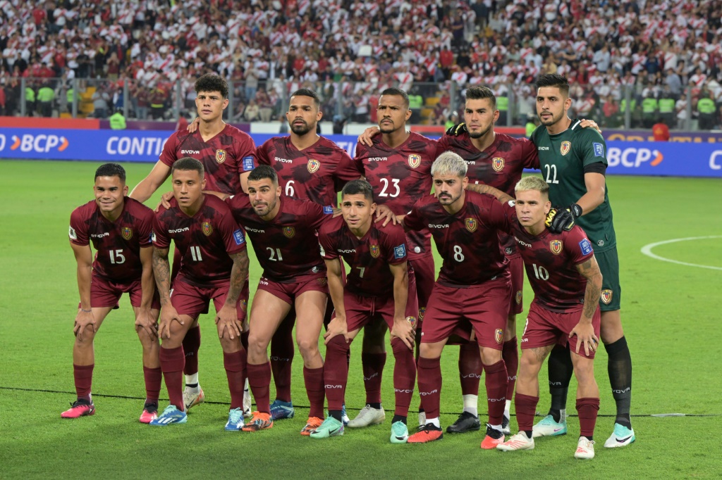 لاعبون منتخب فنزويلا في صورة تذكارية قبل بدء مباراتهم أمام البيرو في التصفيات المؤهلة لكأس العالم 2026 على الملعب الوطني في ليما في 21 تشرين الثاني/نوفمبر 2023 (ا ف ب)