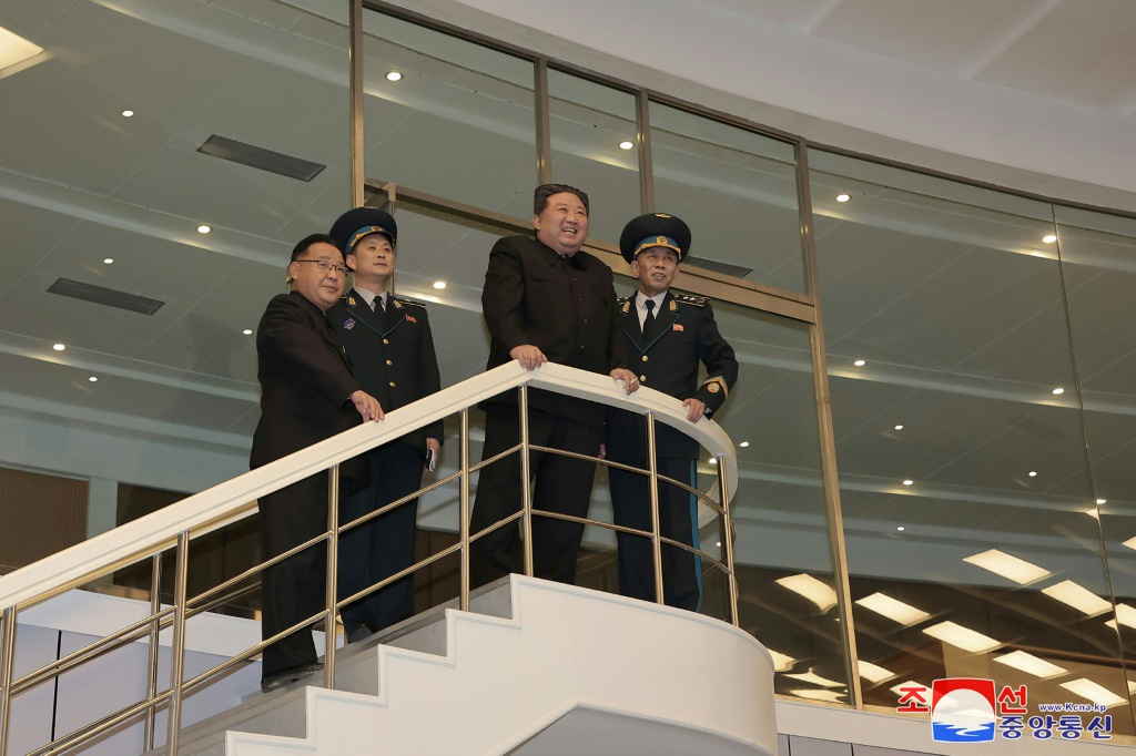 صورة وزعتها وكالة الأنباء الكورية الشمالية الرسمية تظهر كيم جونغ أون خلال زيارة لمركز التحكم العام في بيونغ يانغ التابع لمديرية تكنولوجيا الطيران الوطنية الكورية في 22 تشرين الثاني/نوفمبر 2023 (ا ف ب)