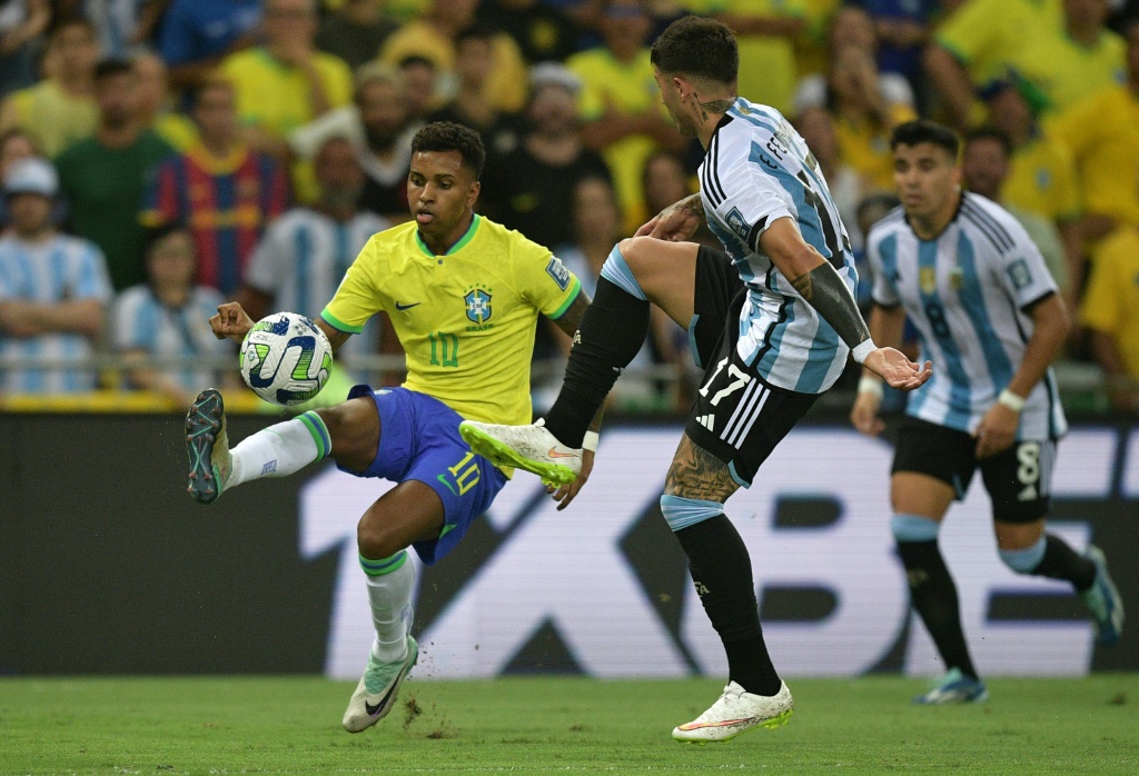 المهاجم البرازيلي رودريغو (إلى اليسار) في صراع على الكرة مع الأرجنتيني إنسو فرنانديس خلال المواجهة بين المنتخبين ضمن التصفيات المؤهلة لمونديال 2026 على ملعب ماراكانا في ريو دي جانيرو في 21 تشرين الثاني/نوفمبر 2023 (ا ف ب)