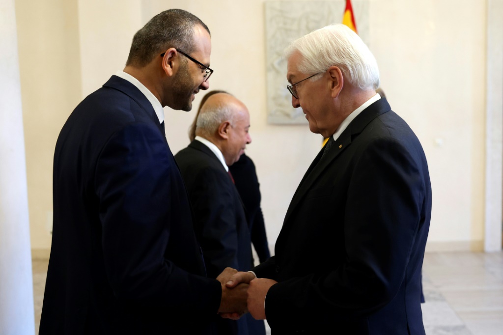 الرئيس الألماني فرانك فالتر شتانماير (الى اليمين) يصافح الطبيب الفلسطيني الألماني أحمد أبو ندا في القصر الرئاسي في برلين في 24 تشرين الثاني/نوفمبر 2023 (ا ف ب)