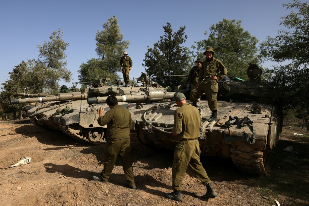 حسب الأرقام الإسرائيلية، فقد حشدت قوة من 550 ألف جندي، وهو يفوق بأضعاف الـ25،000 مقاتل لدى حماس في غزة (أ ف ب)