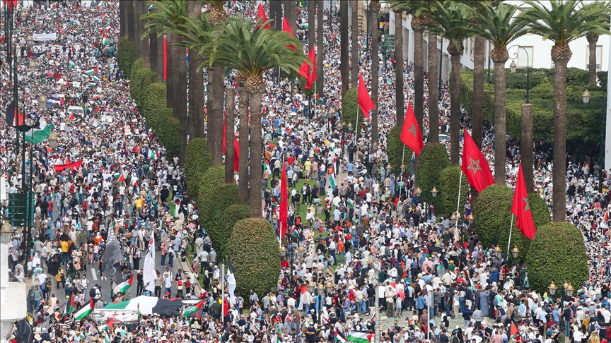 رفع المشاركون في مسيرة طنجة الأعلام الفلسطينية والمغربية وصور الأقصى وضحايا الحرب بغزة (الاناضول)