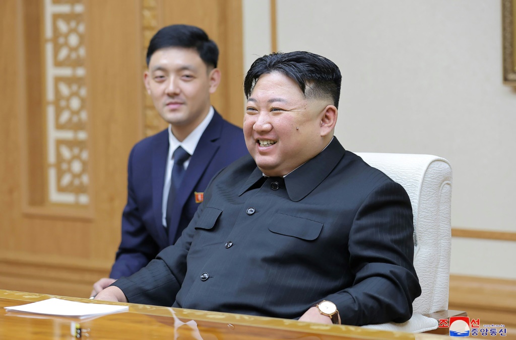 صورة التقطت في 19 تشرين الأول/أكتوبر 2023 نشرتها وكالة الأنباء المركزية الكورية الرسمية في 20 تشرين الأول/أكتوبر تظهر الزعيم الكوري الشمالي كيم جونغ أون خلال اجتماعه مع وزير الخارجية الروسي سيرغي لافروف في بيونغ يانغ (ا ف ب)