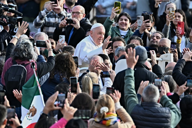 البابا فرنسيس يحيي المؤمنين في ساحة القديس بطرس في الفاتيكان في 22 تشرين الثاني/نوفمبر2023 (أ ف ب)