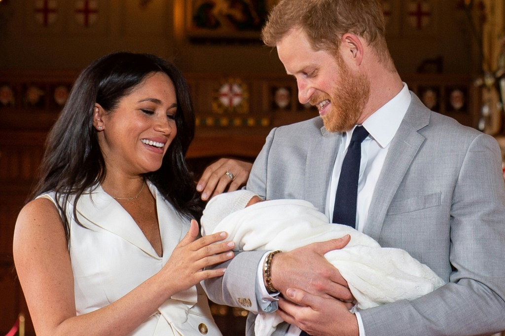 الأمير هاري وزوجته ميغن مع مولودهما الجديد آرتشي في قصر وندسور غرب لندن في 8 ايار/مايو 2019 (ا ف ب)