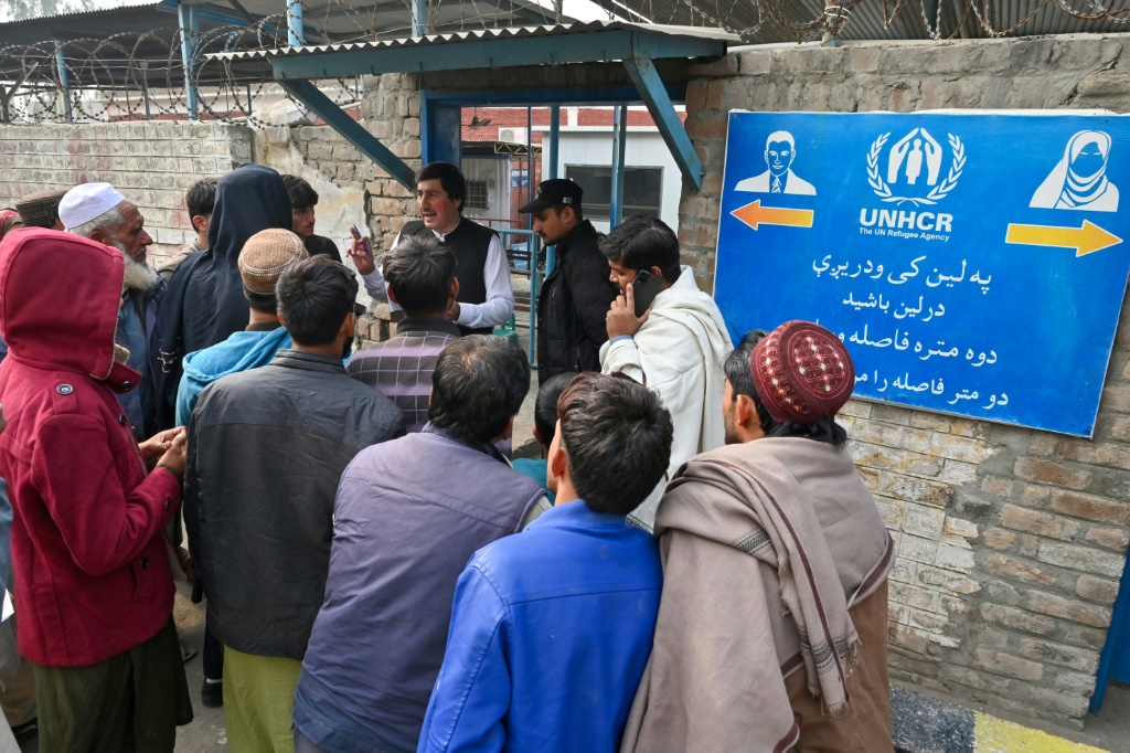    أطفال لاجئون أفغان يجلسون خارج مركز أزاخيل للعودة الطوعية التابع للمفوضية السامية للأمم المتحدة لشؤون اللاجئين في ناوشيرا (أ ف ب)   