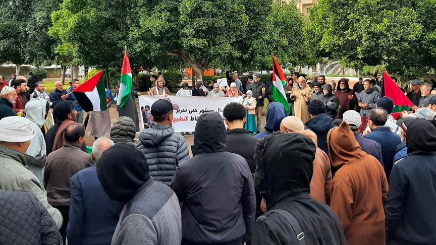 ردد مئات المغاربة شعارات تنديدا بالدعم الغربي لإسرائيل، التي تشن حربا على غزة وتستهدف المدنيين (الاناضول)