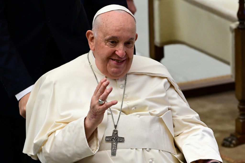 قال متحدث باسم الفاتيكان للصحافيين إن البابا، على حد علمه، لم يقل كلمة “إبادة جماعية”، لكنه لم يستبعد ذلك بشكل قاطع. وقد حذر البابا بانتظام من المعاناة (أ ف ب)