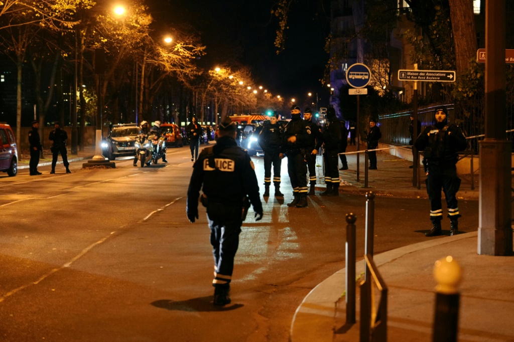 عناصر من الشرطة الفرنسية منتشرين في باريس بعد هجوم بسكين في 2 كانون الاول/ديسمبر 2023 (ا ف ب)