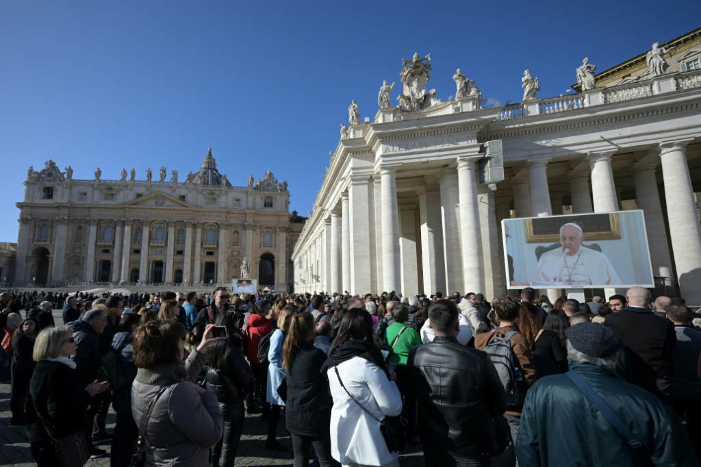 مؤمنون يتابعون في ساحة القديس بطرس في الفاتيكان صلاة البابا فرنسيس عبر شاشة عملاقة في 3 كانون الاول/ديسمبر 2023. (ا ف ب)