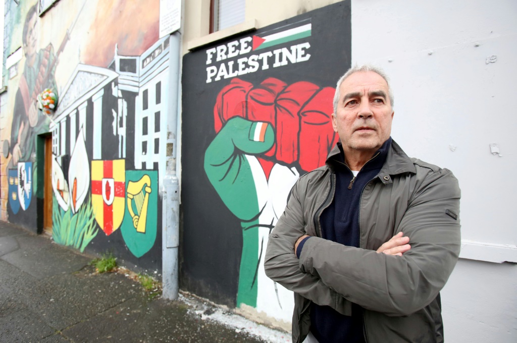 جداريات في إيرلندا تضامناً مع الشعب الفلسطيني (أ ف ب)