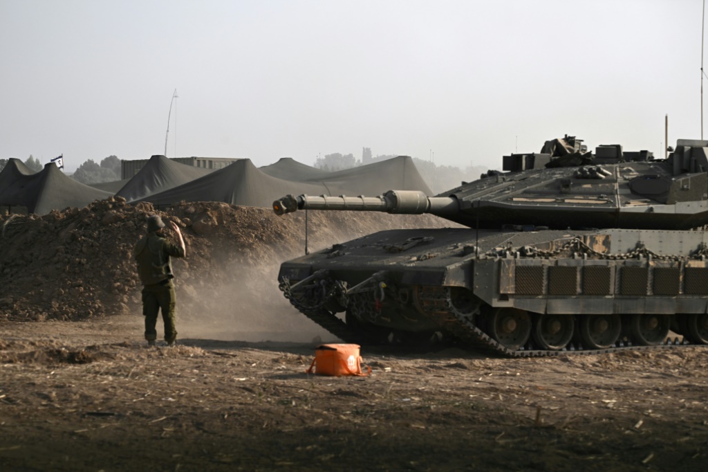 دبابة ميركافا إسرائيلية عند حدود إسرائيل مع قطاع غزة في 24 تشرين الأول/أكتوبر 2023 (ا ف ب)