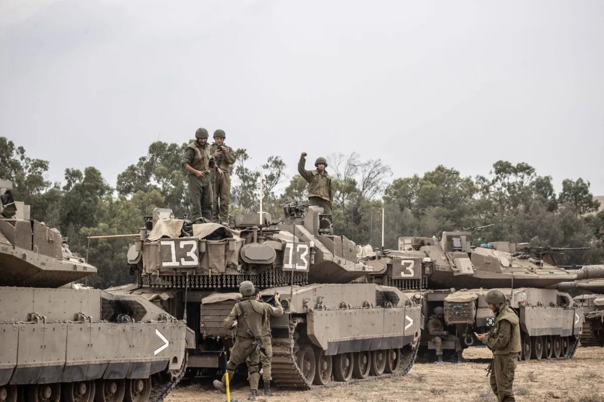 جنود اسرائيلون فوق الدبابات على حدود غزة (الاناضول)