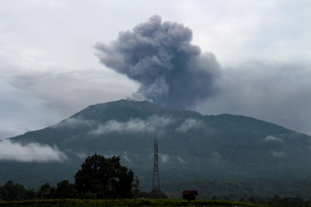 صورة التُقطت من قرية باتو بالانو بغرب إندونيسيا في الرابع من كانون الأول/ديسمبر 2023 تُظهر رمادًا بركانيًا ينبعث من جبل مارابي خلال ثوران بركانه (ا ف ب)