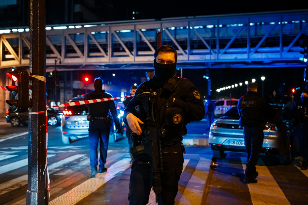 قوات من الشرطة تنتشر في محيط موقع الاعتداء قرب برج ايفل في باريس في 2 كانون الاول/ديسمبر 2023 (ا ف ب)