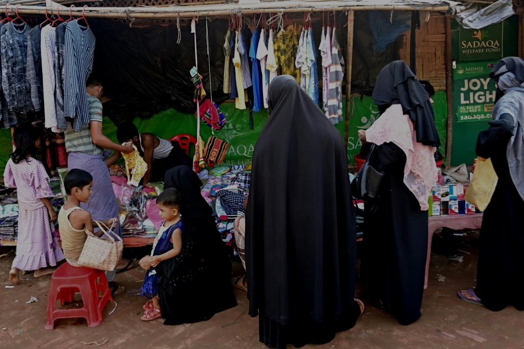 سوق في مخيم بالوخالي للاجئين الروهينغا في أوخيا ببنغلادش، في 25 تشرين الثاني/نوفمبر 2023 (أ ف ب)   