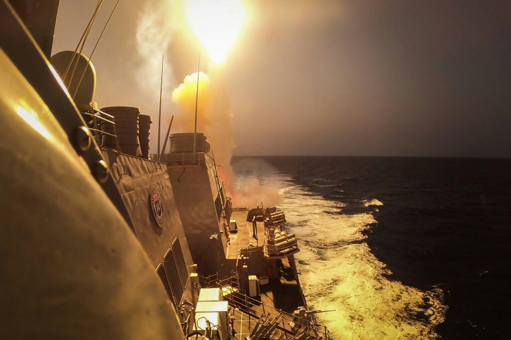 صورة وزعتها البحرية الأميركية التقطت بتاريخ 19 تشرين الأول/أكتوبر 2023 لمدرمة أميركية تصد صواريخ ومسيرات أطلقها الحوثيون في البحر الأحمر (ا ف ب)