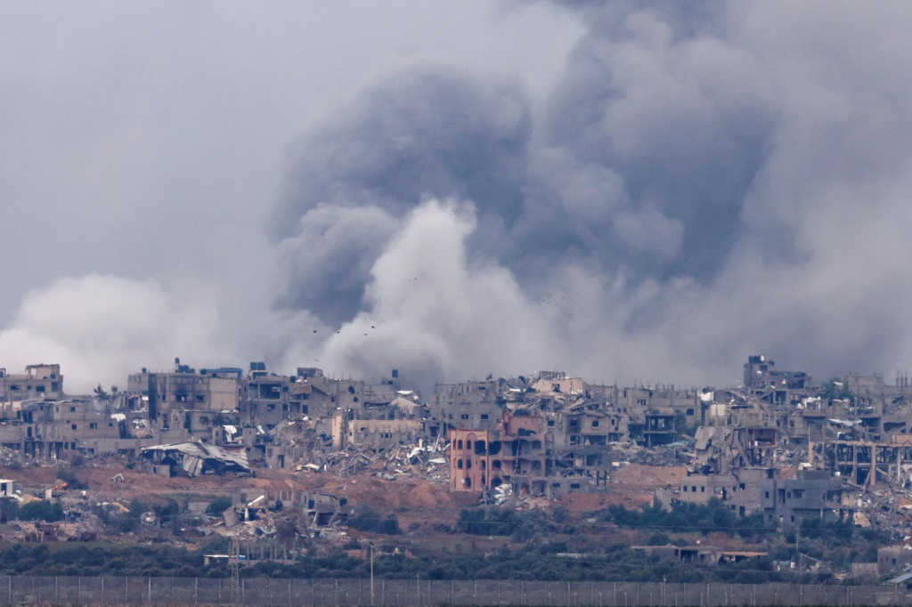 دخان يتصاعد خلال القصف الإسرائيلي على غزة في 7 ديسمبر 2023 (أ ف ب)   