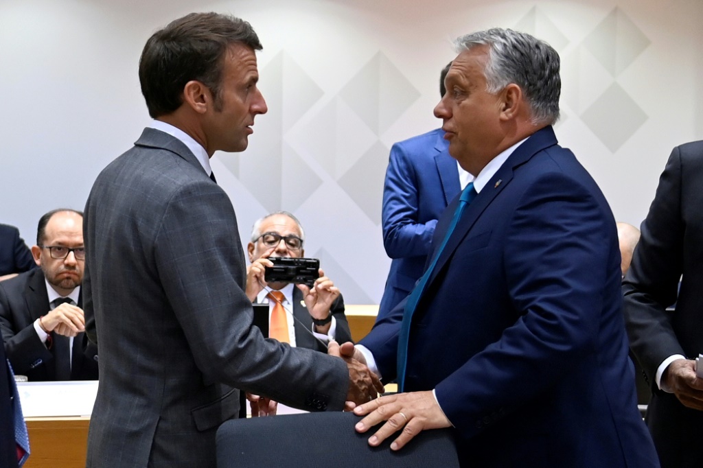 ويحتفظ رئيس الوزراء المجري فيكتور أوربان بعلاقات وثيقة مع الرئيس فلاديمير بوتين (أ ف ب)   