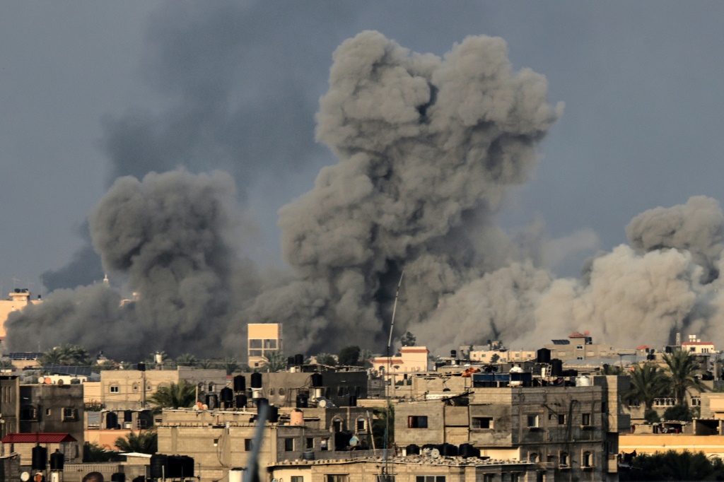 أعمدة دخان تتصاعد من قطاع غزة جراء قصف إسرائيلي في 7 كانون الأول/ديسمبر 2023 (أ ف ب)   