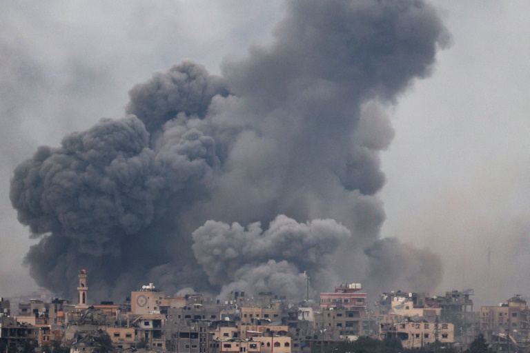 أعمدة دخان تتصاعد من قطاع غزة جراء قصف إسرائيلي في 7 كانون الأول/ديسمبر 2023 (أ ف ب)