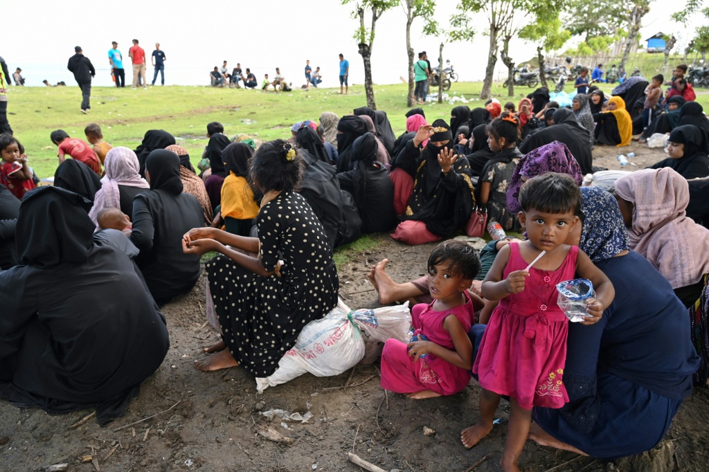 لاجئون من الروهينغا بعد وصولهم الى إقليم آتشيه في اندونيسيا في 10 كانون الأول/ديسمبر 2023 (أ ف ب)   