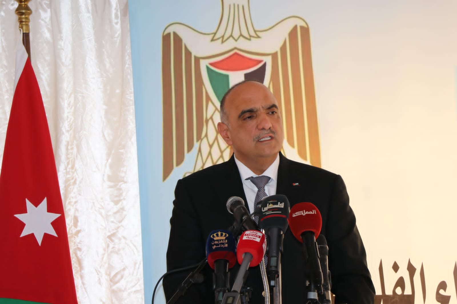 رئيس الوزراء الأردني بشر الخصاونة (رئساة الوزراء)