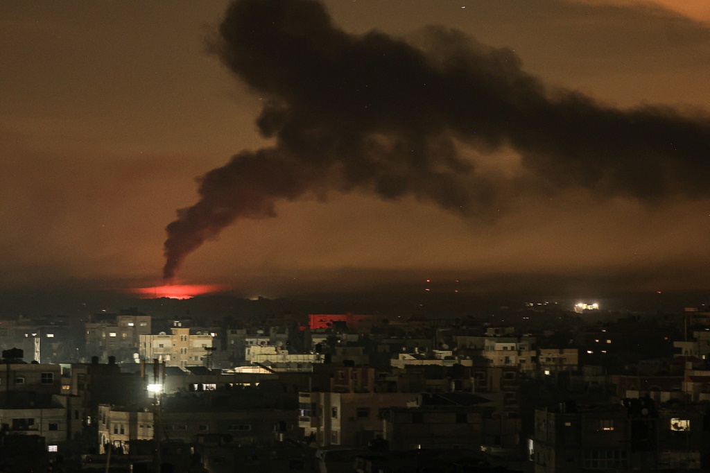 صورةتظهر عموداً من الدخان بعد غارة على خان يونس جنوب قطاع غزة، 9 كانونا الأول/ديسمبر 2023 (أ ف ب)   