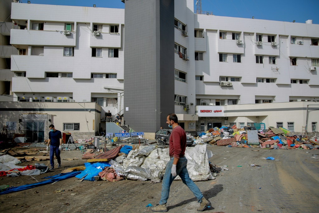 مشهد للأضرار في مستشفى الشفاء بعد انسحاب الجيش الإسرائيلي منه في 26 تشرين الثاني/نوفمبر 2023 (ا ف ب)   