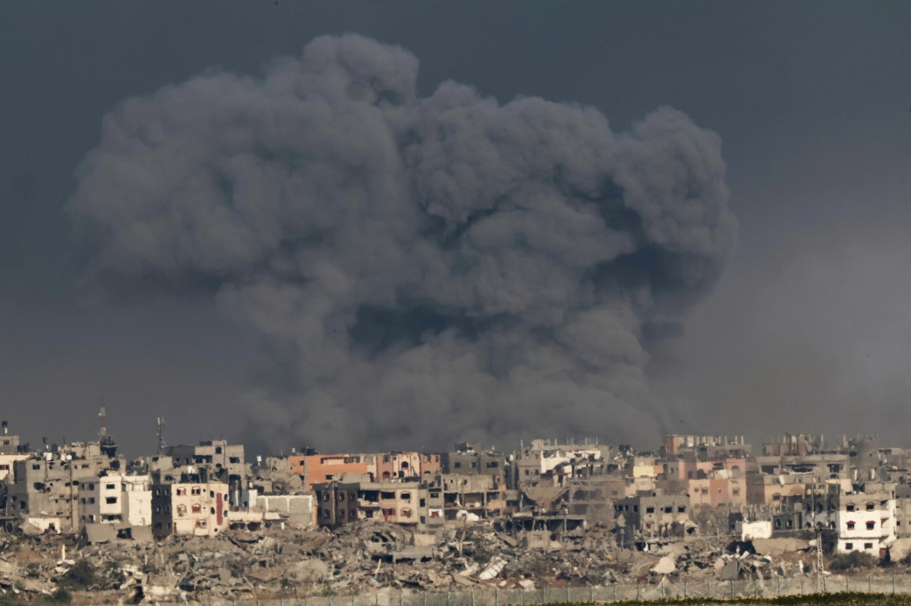    صورة تم التقاطها من جنوب إسرائيل بالقرب من الحدود مع قطاع غزة في 12 ديسمبر، 2023 تظهر الدخان يتصاعد أثناء القصف الإسرائيلي للأراضي الفلسطينية (أ ف ب)    
