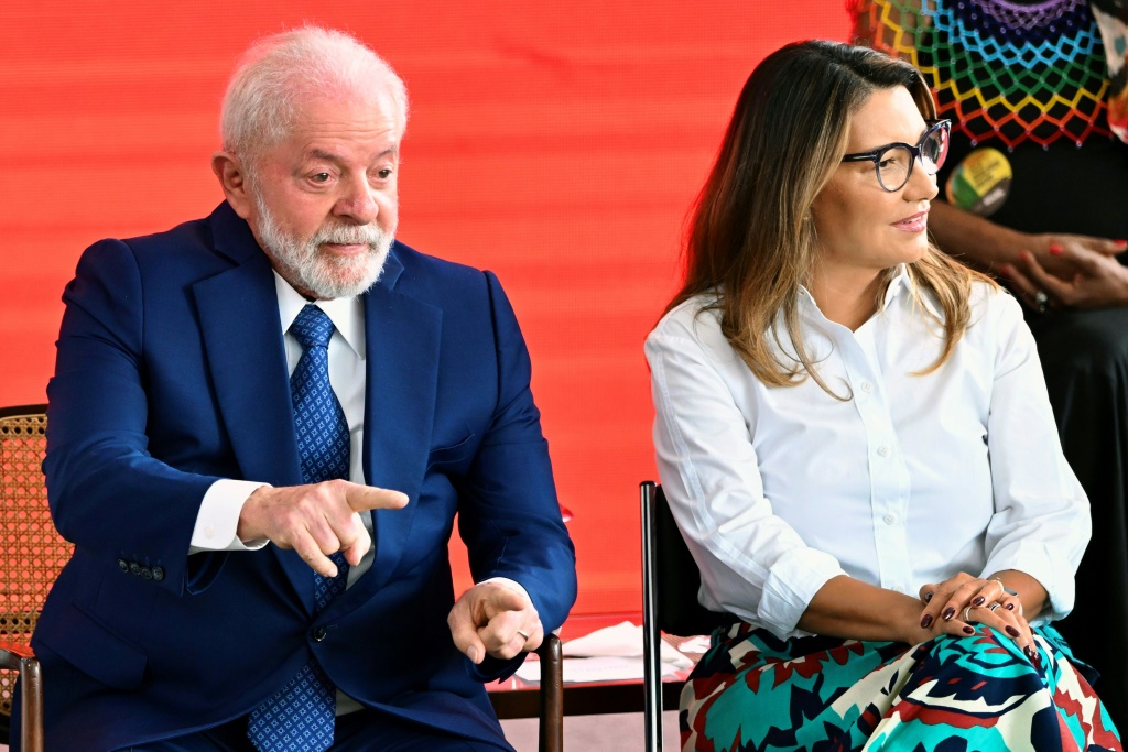 زوجة الرئيس البرازيلي روزانجيلا دا سيلفا بجانب زوجها لولا دا سيلفا في برازيليا في 20 تشرين الثاني/نوفمبر 2023 (ا ف ب)