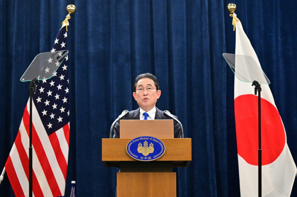 رئيس الوزراء الياباني فوميو كيشيدا خلال مؤتمر صحافي في سان فرانسيسكو الأميركية على هامش قمة منطمة التعاون الاقتصادي لآسيا والمحيط الهادئ (أبيك) في 17 تشرين الثاني/نوفمبر 2023. (ا ف ب)