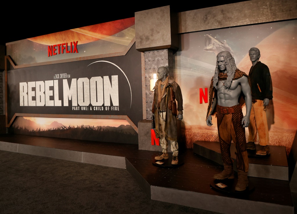 يتم عرض أزياء الفيلم في العرض العالمي الأول لفيلم "Rebel Moon" (ا ف ب)