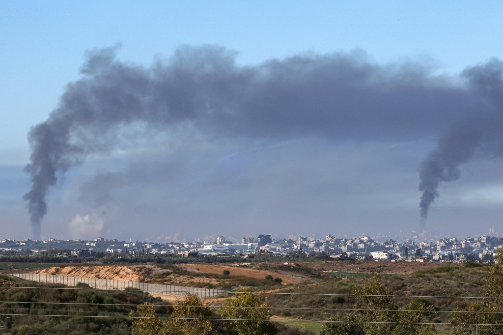 الدخان يتصاعد في سماء شمال قطاع غزة خلال القصف الإسرائيلي (ا ف ب)   